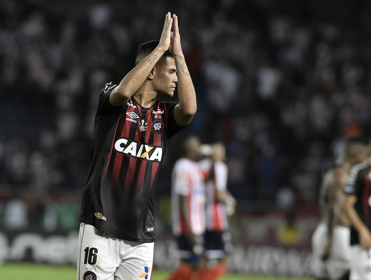 Bruno Guimaraes. El Atlético Paranaense recibió del Olympique de Lyon 22.1 millones de dólares por el medio de 22.