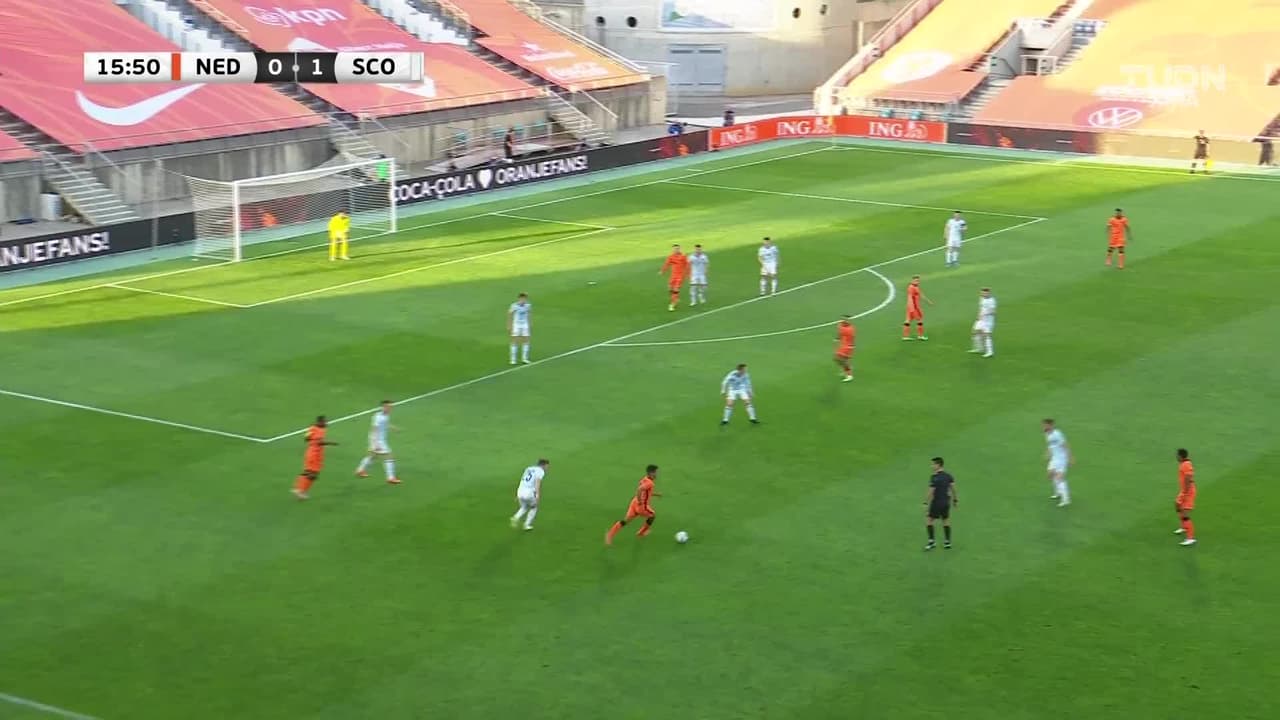 ¡GOL!  anota para Holanda. Memphis Depay