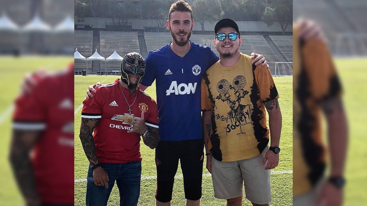 La leyenda y su hijo aprovecharon para tomarse fotos con las figuras de los ‘Red Devils’.