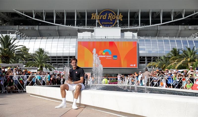 Con el espectacular fondo del Hard Rock Stadium, Federer poso con decenas de fans esperando por un autógrafo o una foto.