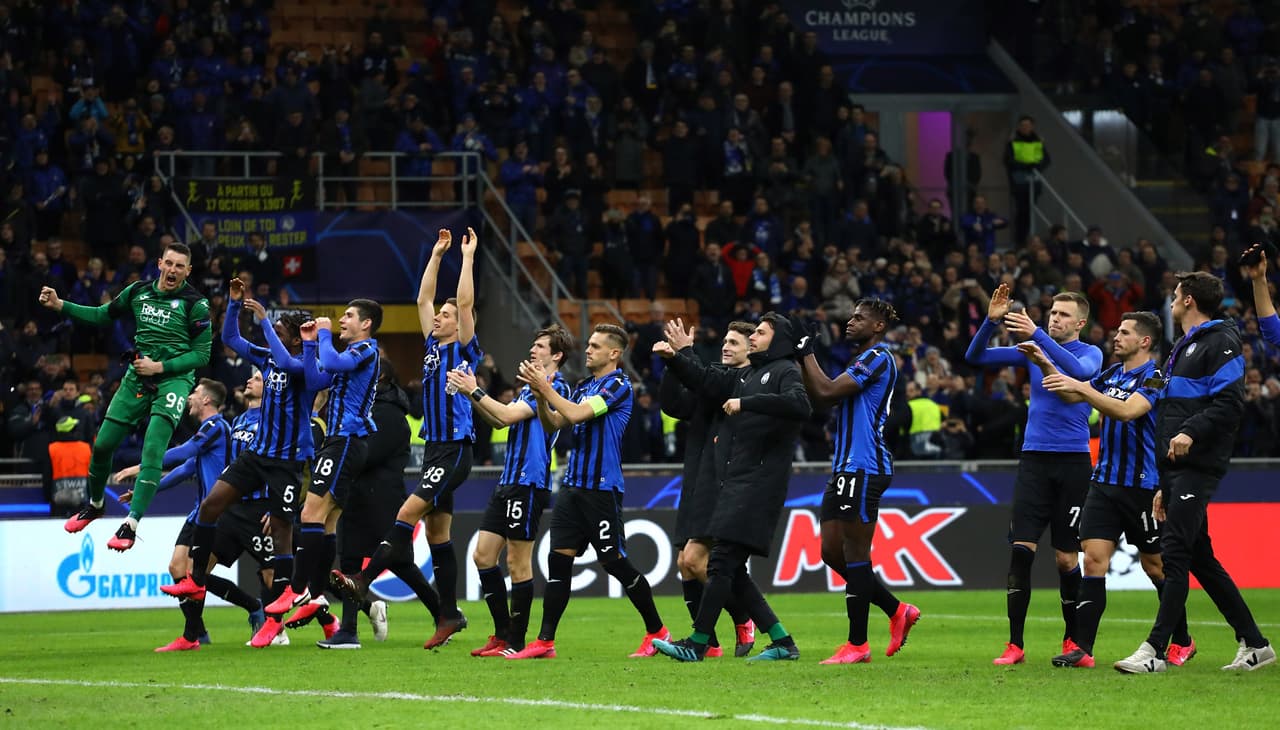 Atalanta celebrando con su afición el gran resultado ante Valencia.