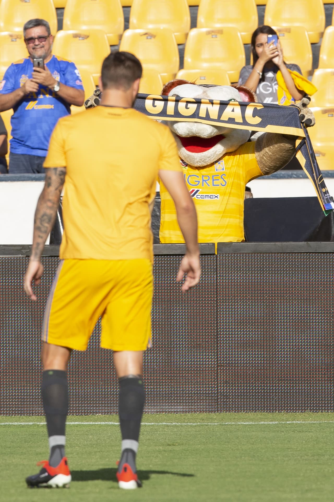 La mascota de los Felinos también mostró su apoyo y admiración hacia el atacante felino mientras él se preparaba para el partido.