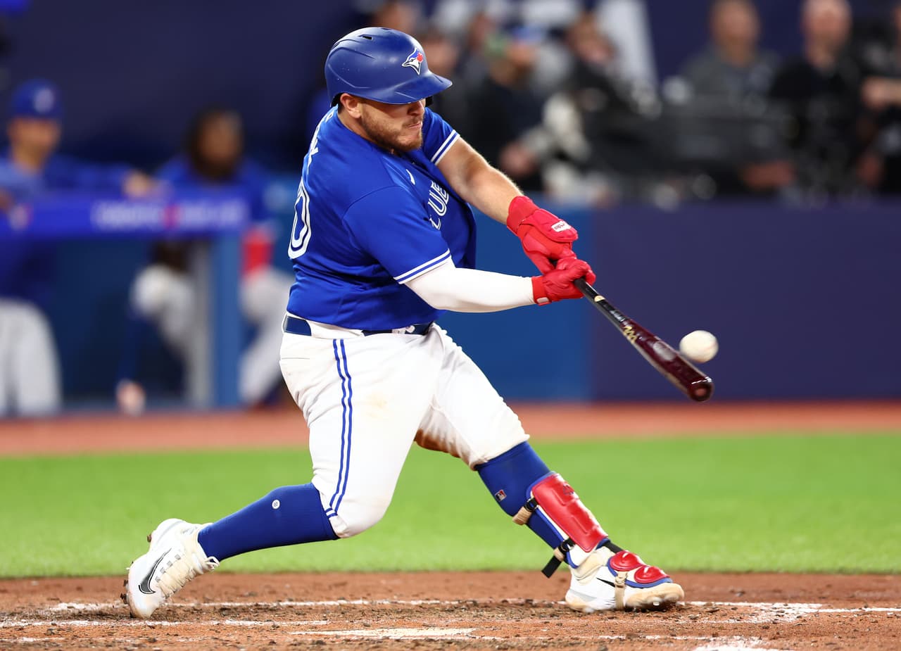 Gran jornada para mexicanos en la MLB: Kirk conecta jonrón de tres carreras