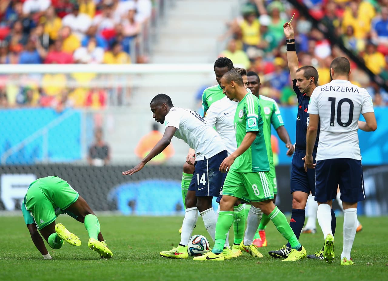 Por ese golpe contra el nigeriano, el volante francés apenas recibió tarjeta amarilla.