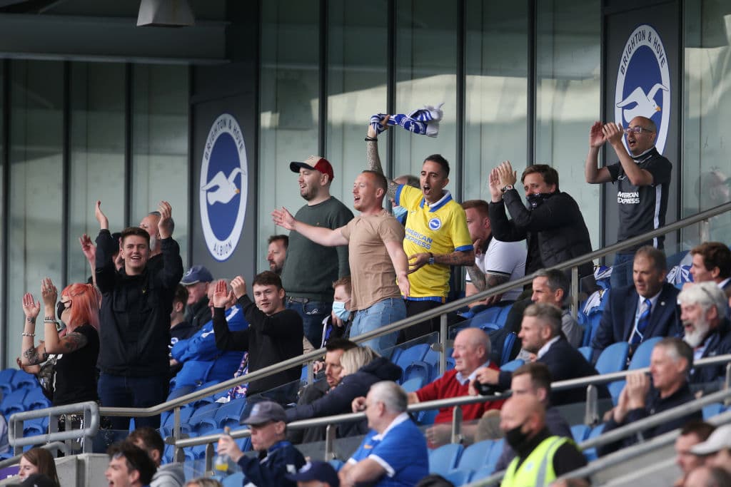 Los espectadores tuvieron que permanecer separados durante todo el encuentro para respetar la sana distancia. Al final de la temporada 2020-2021 los inmuebles podrían ser ocupados en su totalidad. El partido terminó empatado a un gol.