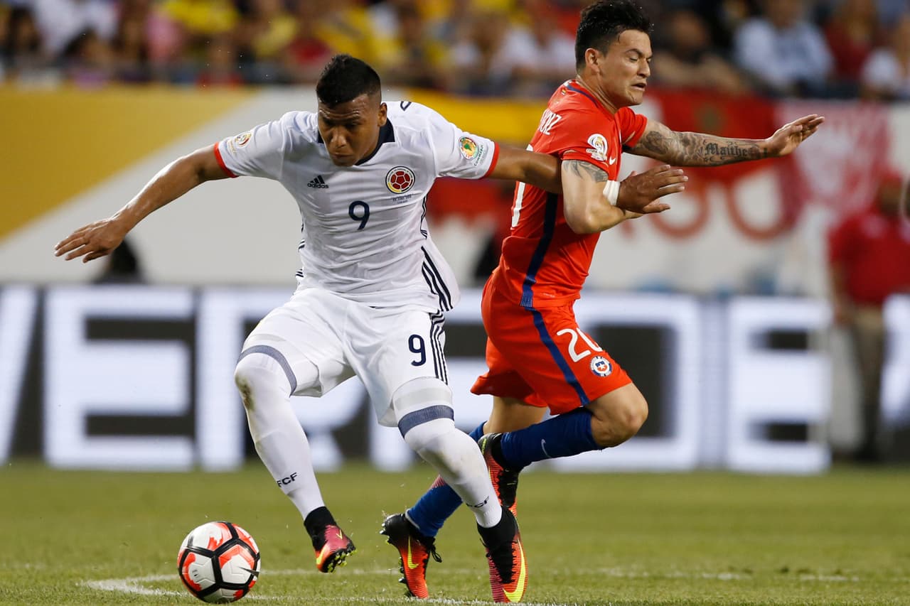 La experiencia de Martínez a pesar de sus 24 años lo ha llevado a la selección de Colombia y a ser artillero en Argentina con Racing y a jugar en Villarreal en España, de donde proviene.