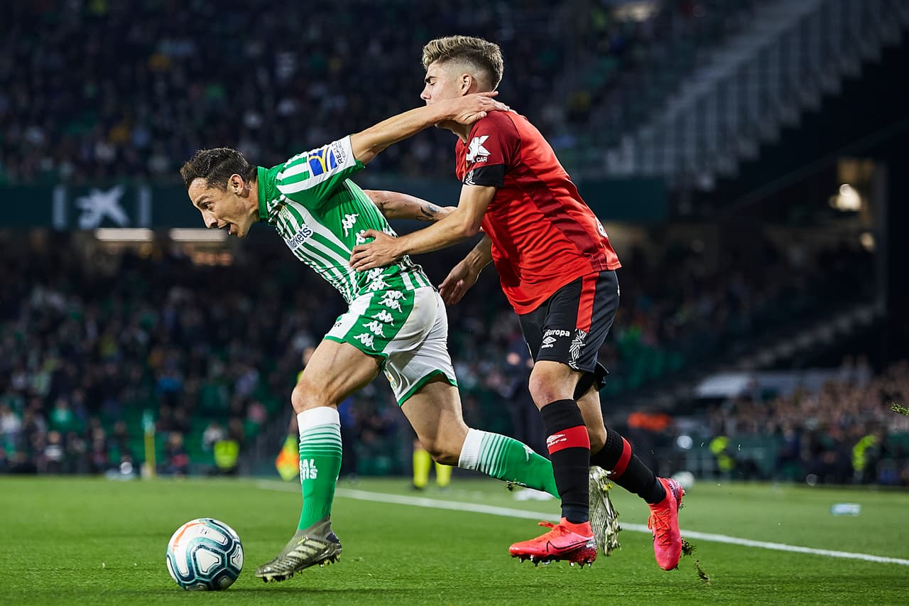 Juan Camilo Hernández (16’) adelantaba a los visitantes hasta que Sergio Canales (19’), de tiro penal hizo, el 1-1. Budimir (27’) aventajó nuevamente a Mallorca. Marcaron un segundo penal en favor de Betis, mismo que cobró y anotó Fekir (35’). Joaquín Sánchez (48’) daba la victoria a los locales, pero Kubo (70’) arrebató el empate. Guardado salió al 87’.