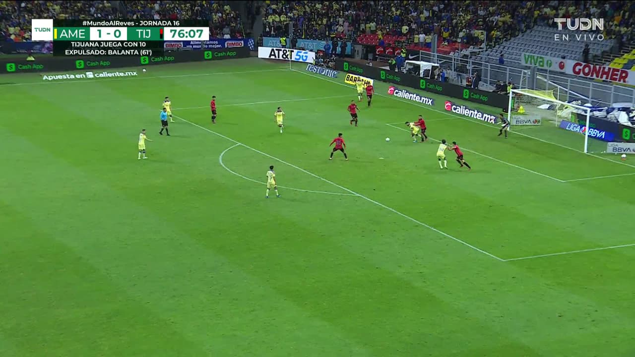 ¡TIRO ATAJADO! disparo por Álvaro Fidalgo.