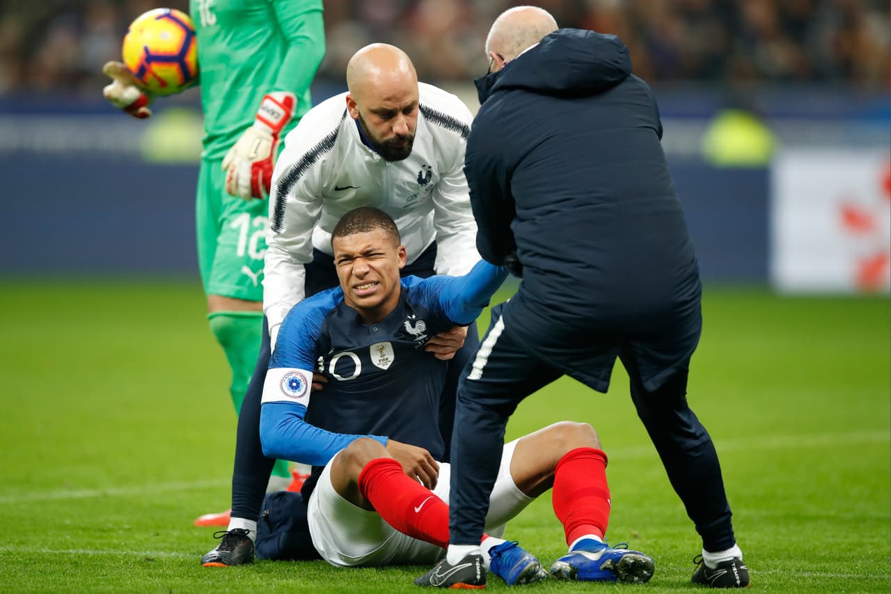 Los asistentes del equipo francés trataron de darle atención lo más pronto posible, ante la inminente necesidad de salir del campo.