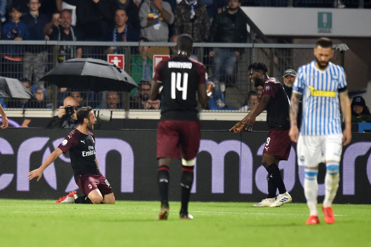 El Milan tenía como tarea ganar en su visita al SPAL y dependía de otros resultados para volver a la Champions. El turco Hakan Calhanoglu anotó el 1-0 al 18' para los Rossoneros.