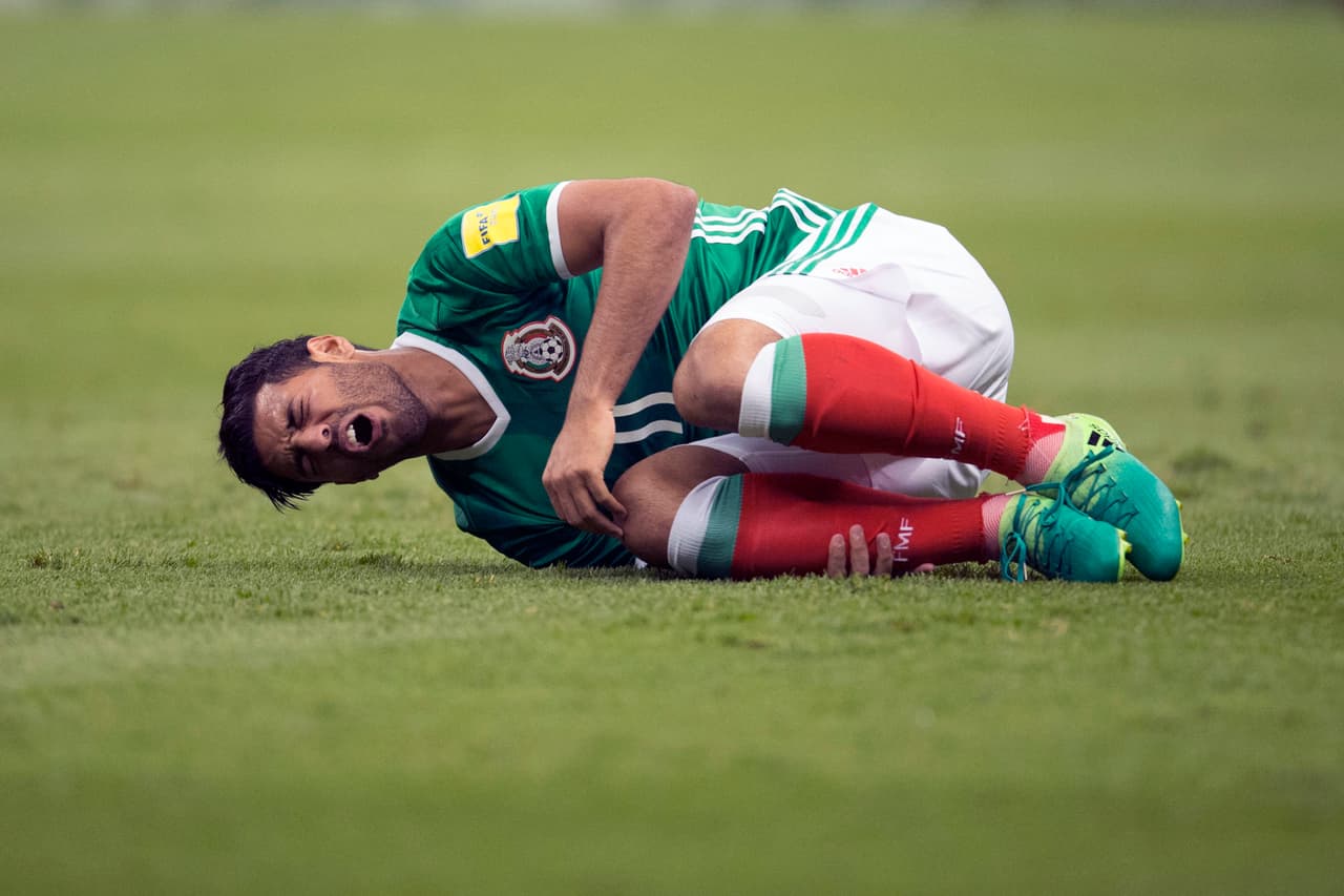 Como en la mayoría de los partidos en Concacaf, los nuestros sufrieron de duras entradas del rival. Aquí, Carlos Vela se duele tras una fuerte patada.