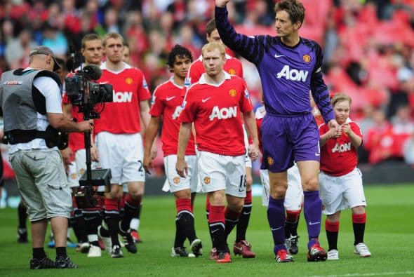 Manchester United encaró la última fecha de la Liga Premier inglesa con la mira puesta en el arquero Edwin van der Sar, quien jugaría su último partido en el torneo inglés.