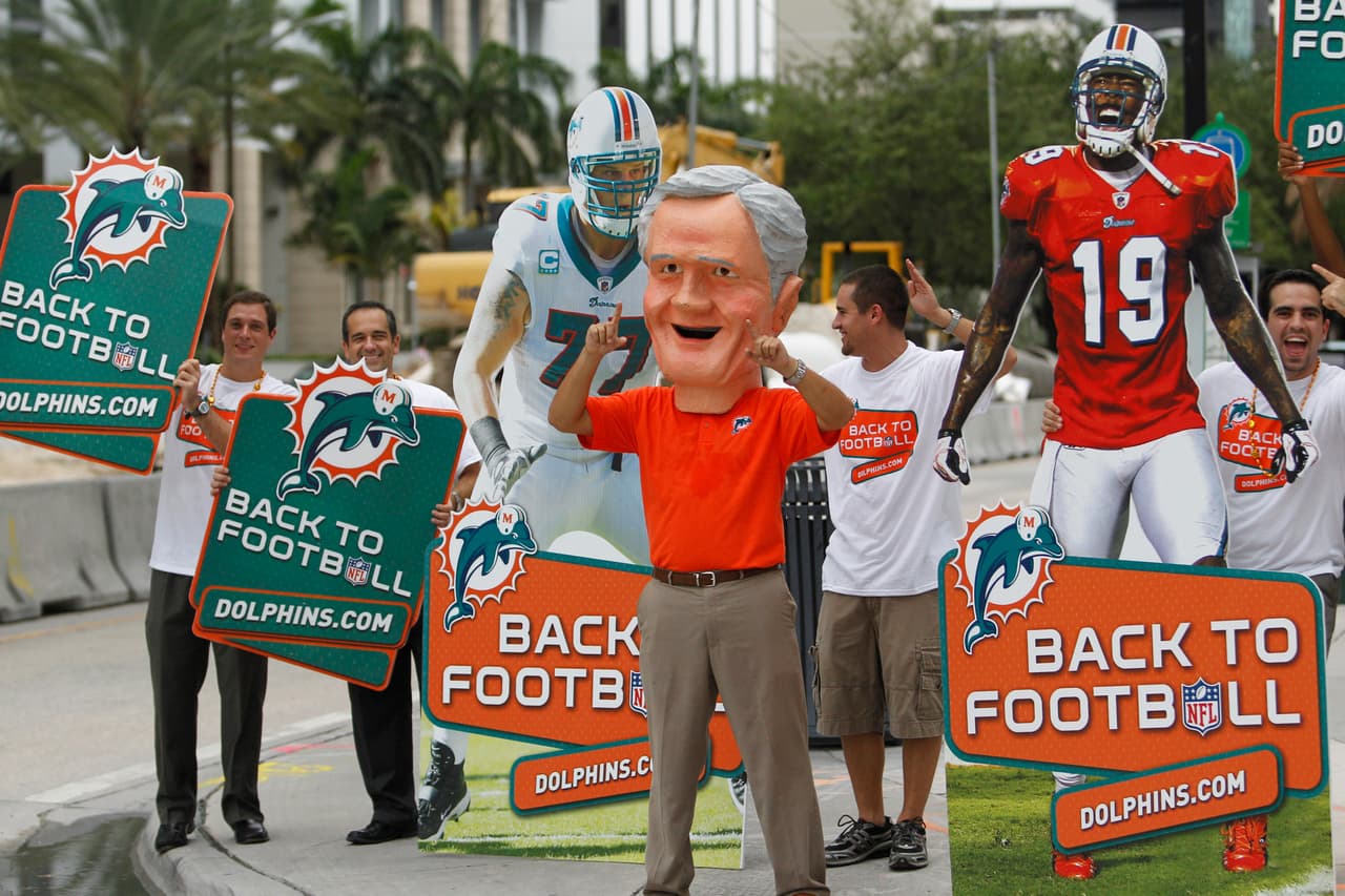 <b>Admirado siempre</b>
<br>Antes del inicio de una temporada, aficionados de Dolphins presumieron esta arte en una cabeza escala superior a los humanos, en reconocimiento a su head coach.