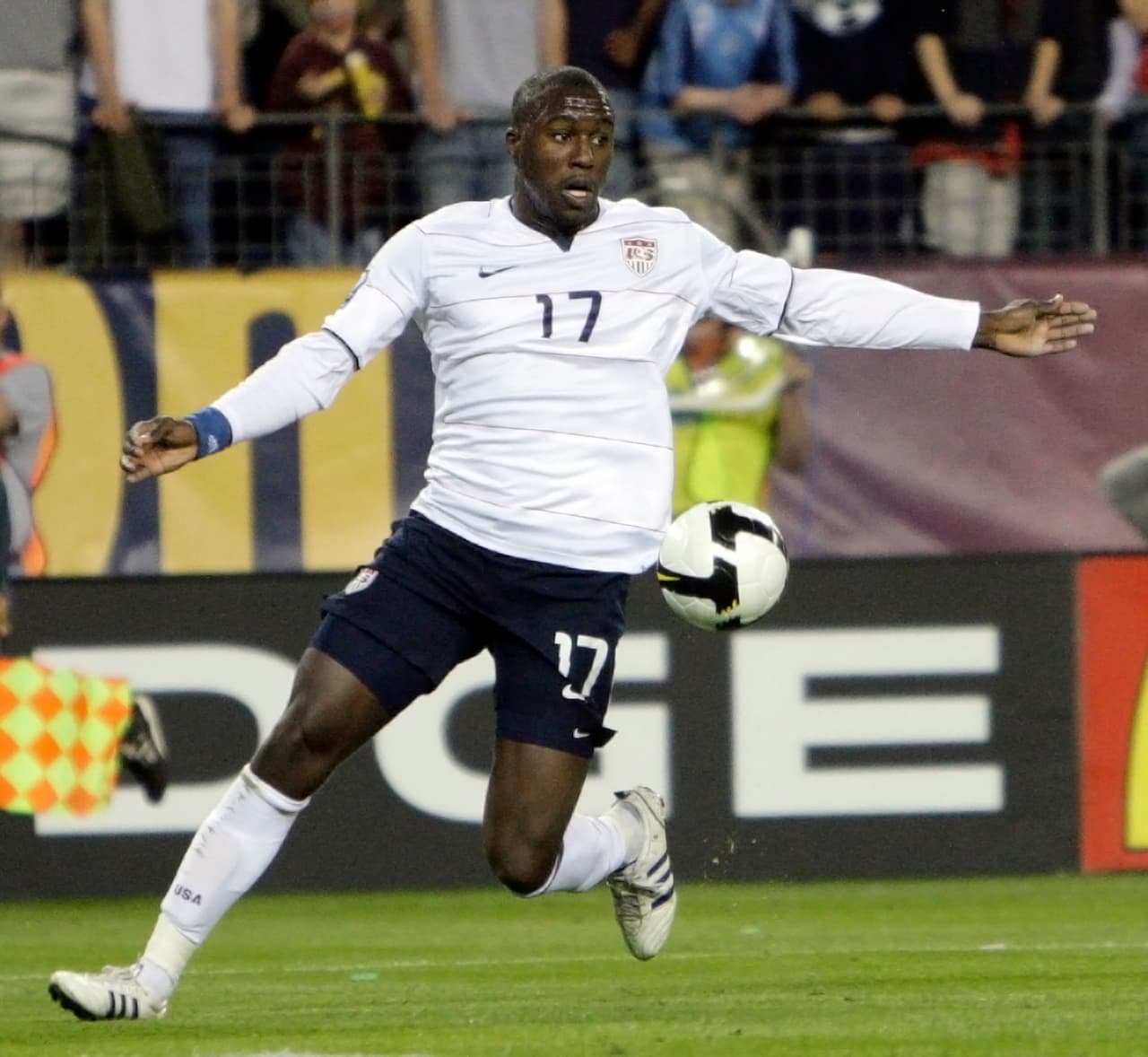 A través de su fundación, financió las transmisiones de los juegos de Estados Unidos, Haití, semifinal y final de la Copa América Centenario para que se vieran en Haití.