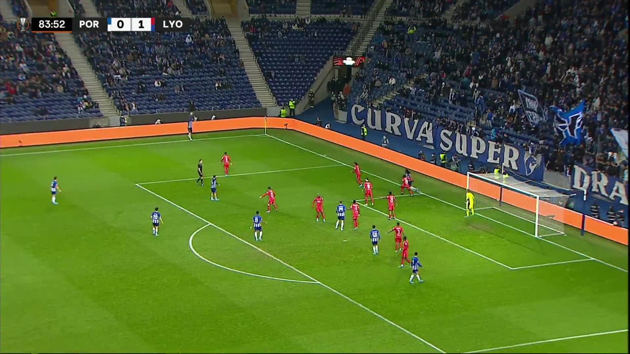 ¡TIRO ATAJADO! disparo por Toni Martínez.