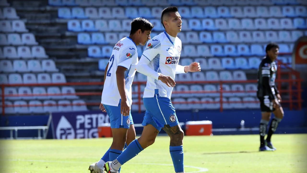 'Piojo' Alvarado participa con gol en victoria de Cruz Azul ante Pachuca