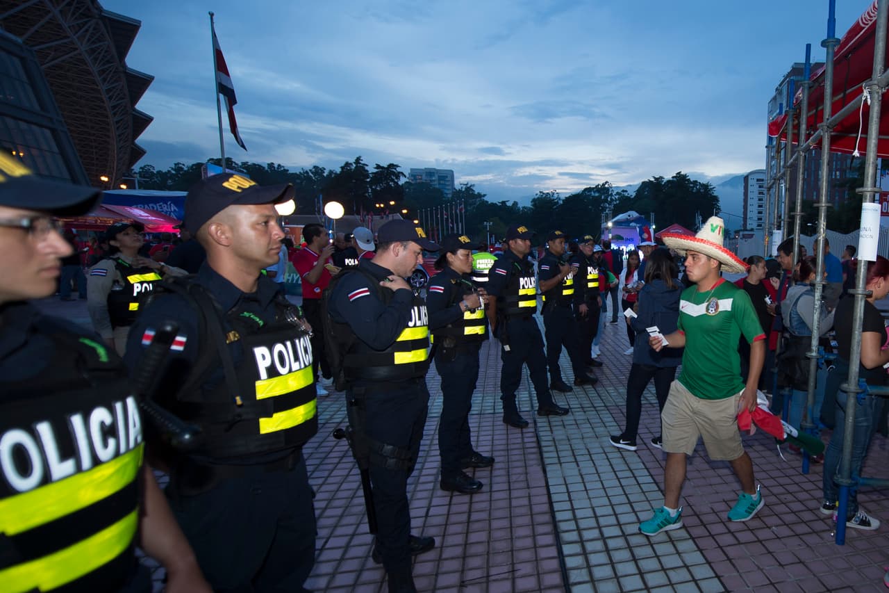 La Policia costarricense se hizo presente en el estadio para mantener la seguridad de todos los asistentes.