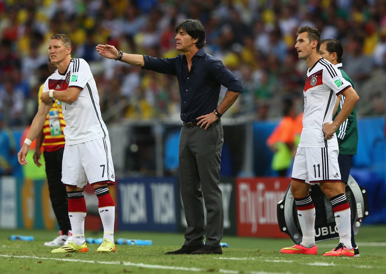 A medio Mundial echó marcha atrás respecto a los experimentos de Guardiola: regresó a Lahm a la lateral derecha y quitó a Götze. Schweinsteiger y Miroslav Klose entraron al once titular.