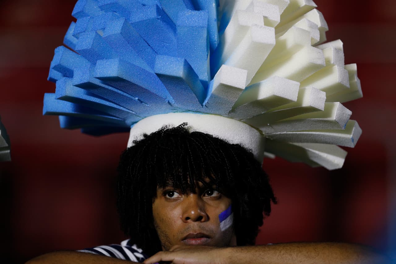 Con mucha alegría y colorido se alistan los participantes de la ceremonia inaugural de la Copa América este viernes en el Estadio Morumbí de San Pablo, Brasil.