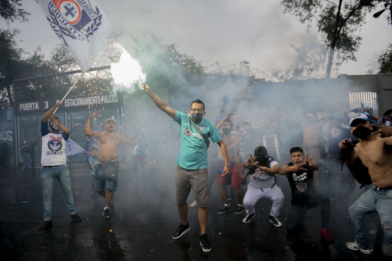 Algunos aficionados de la Máquina del Cruz Azul hicieron un pequeño viaje desde ecatepec para apoyar a sus futbolistas minutos antes de que inicie el clásico joven.
