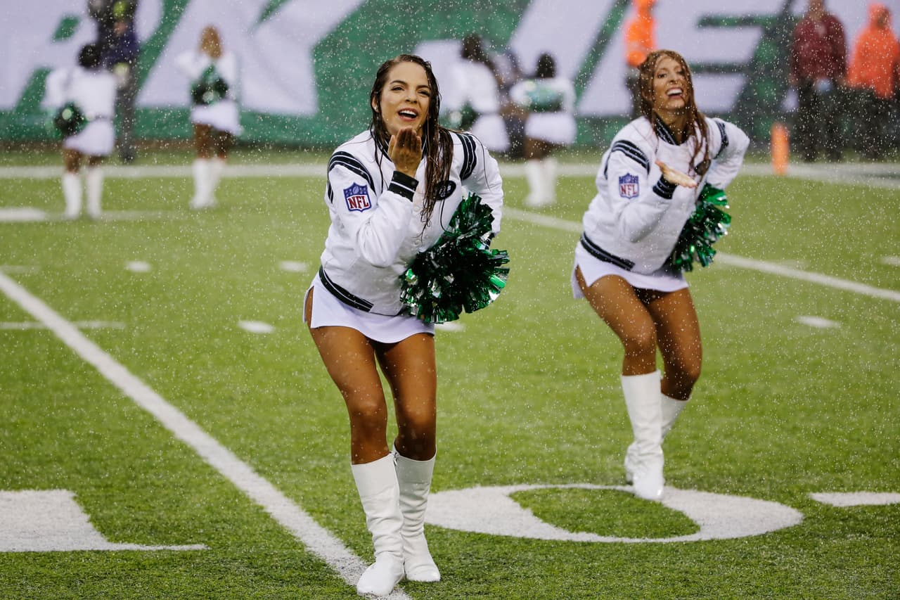 Las animadoras de los equipos de la NFL le dieron ese ingrediente extra al espectáculo y la fiesta del fútbol americano estadounidense, incluso, sin temer al clima en algunos casos.