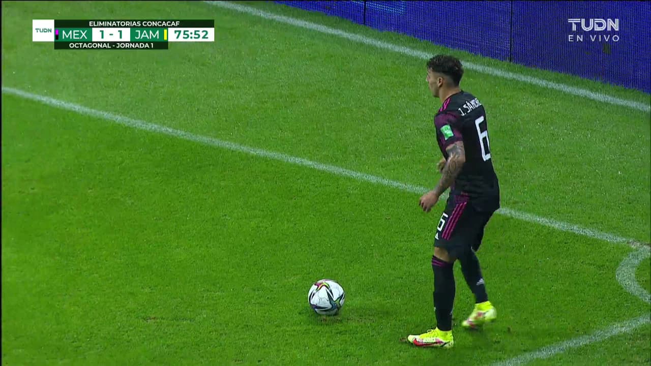 ¡TIRO ATAJADO! disparo por Orbelín Pineda.