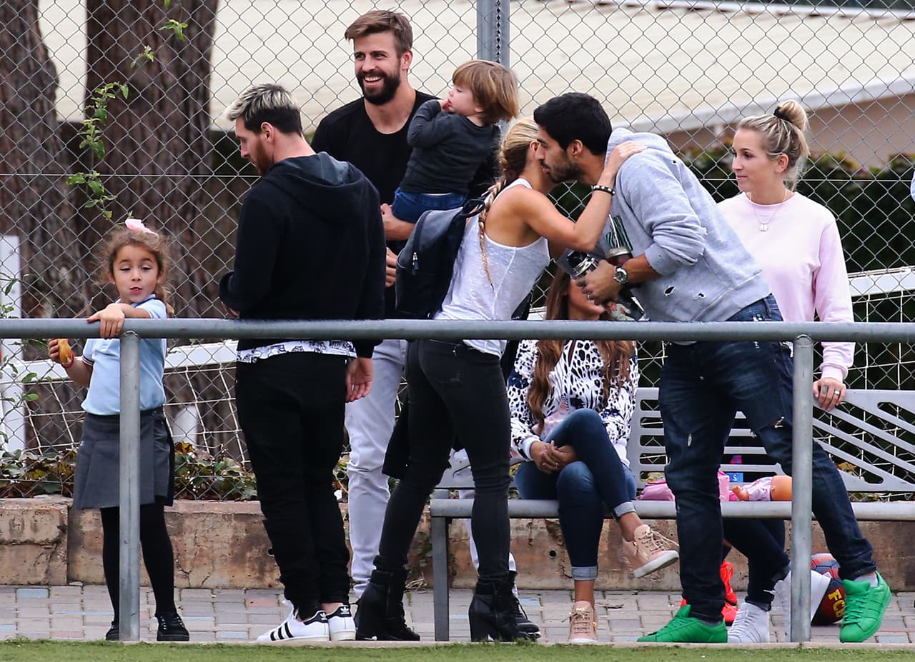 Shakira y Piqué saludando a los demás jugadores.