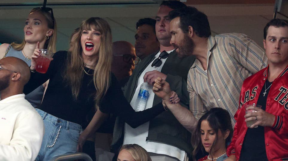 Taylor Swift ahora es acompañada por 'Deadpool' y 'Wolverine' a ver a Kelce