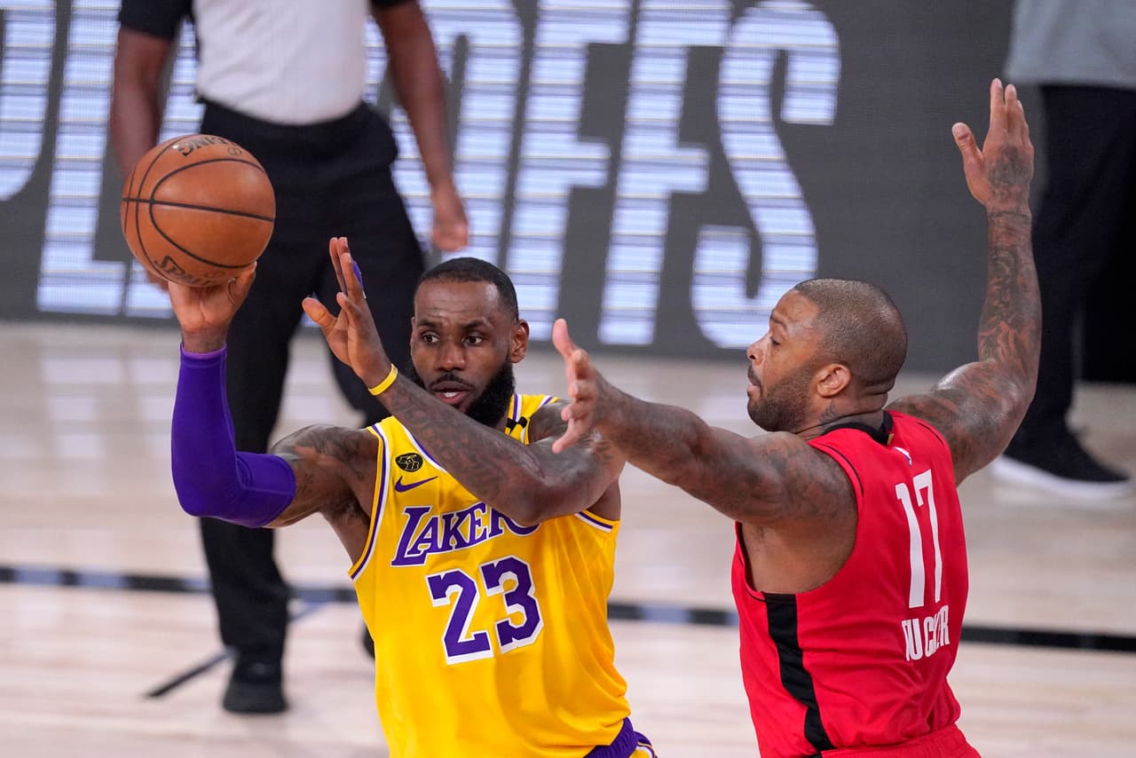 Los Lakers derrotan a los Rockets 110-100 en el juago cuatro y se quedan a una victoria de llegar a la final de conferencia.