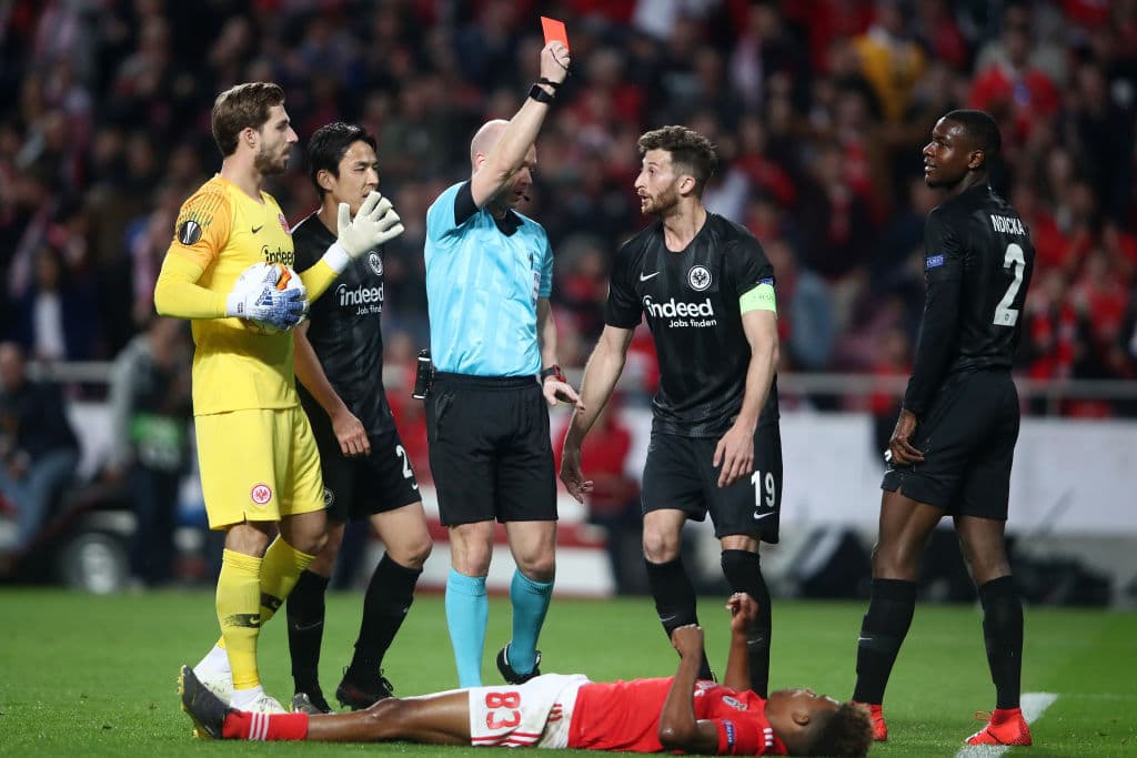 Y las cosas empezaron mal para el equipo alemán. Evan Obite Ndicka fue expulsado para el Eintracht Frankfurt a los 20 minutos luego de una dura, y considerada por el árbitro, sucia y desleal entrada del francés. Se qudó con 10 el club visitante.