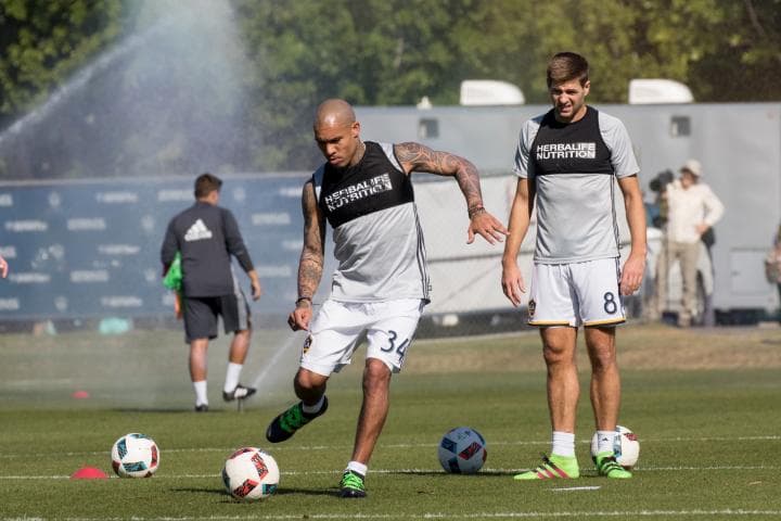 De Jong y Steven Gerard durante el entrenamiento de LA Galaxy.
