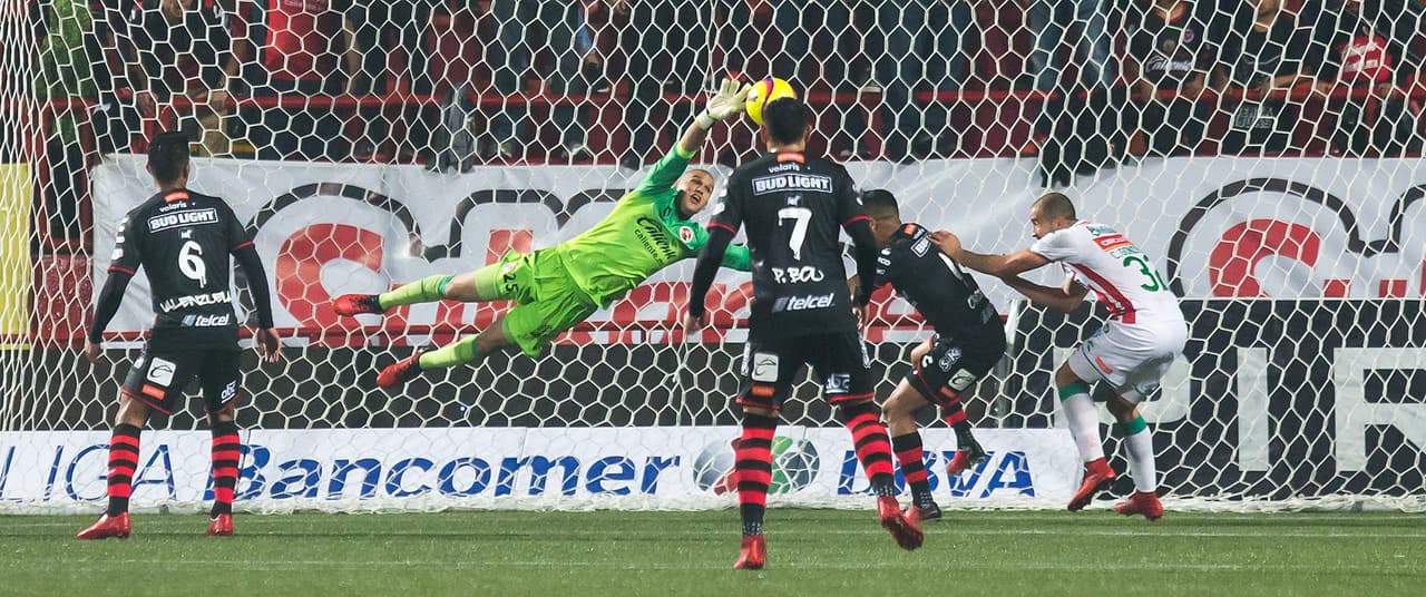 Todavía sobre el tiempo, Necaxa hizo el último intento de igualar. Lajud hizo una gran atajada y luego Rayos empujó el balón a las redes, pero el árbitro no lo validó por fuera de lugar. El 1-0 de Xolos sobre Rayos se escribió.
