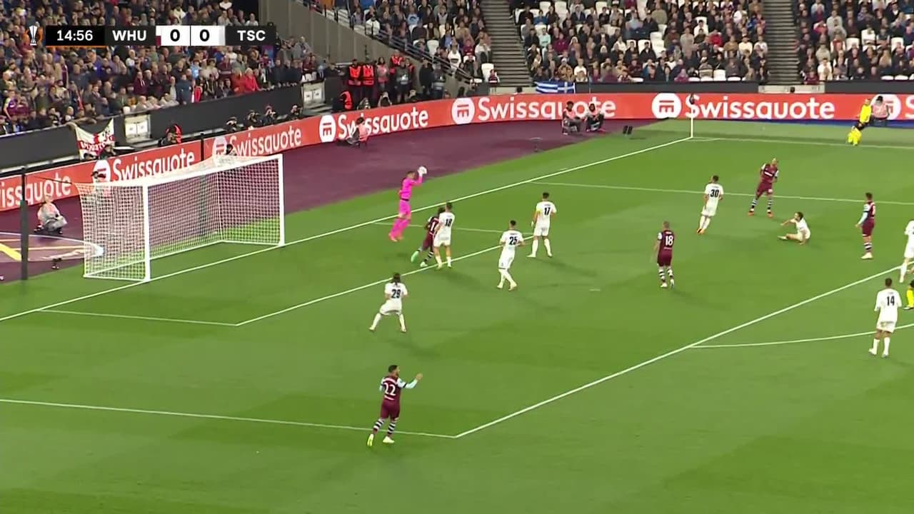 ¡TIRO ATAJADO! disparo por Pablo Fornals.