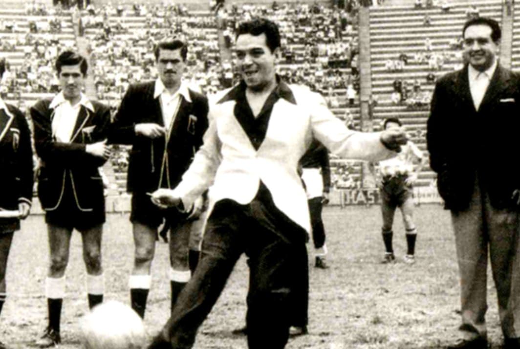 Mario Moreno ‘Cantinflas’ vivía uno de sus mejores momentos a finales de los 40, cuando el América sufría los inicios del futbol profesional en México, por lo que apoyó mucho al club para conservar la categoría.