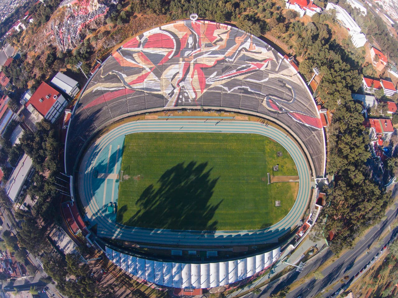 <b>Alberto Chivo Estadio (México) </b>- El campo de la Universidad Autónoma del Estado de México es usado en el fútbol local. Tiene una tribuna que deja los laterales con pocos espectadores.