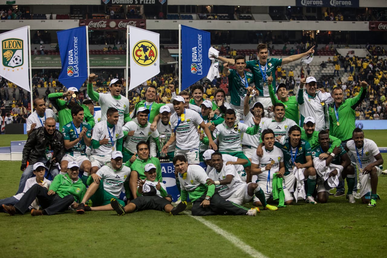 Lejos de vencer en casa, América cayó 1-3 contra León, que se coronó campeón del Apertura-2013, con lo que frenó el buen momento del equipo de Herrera.