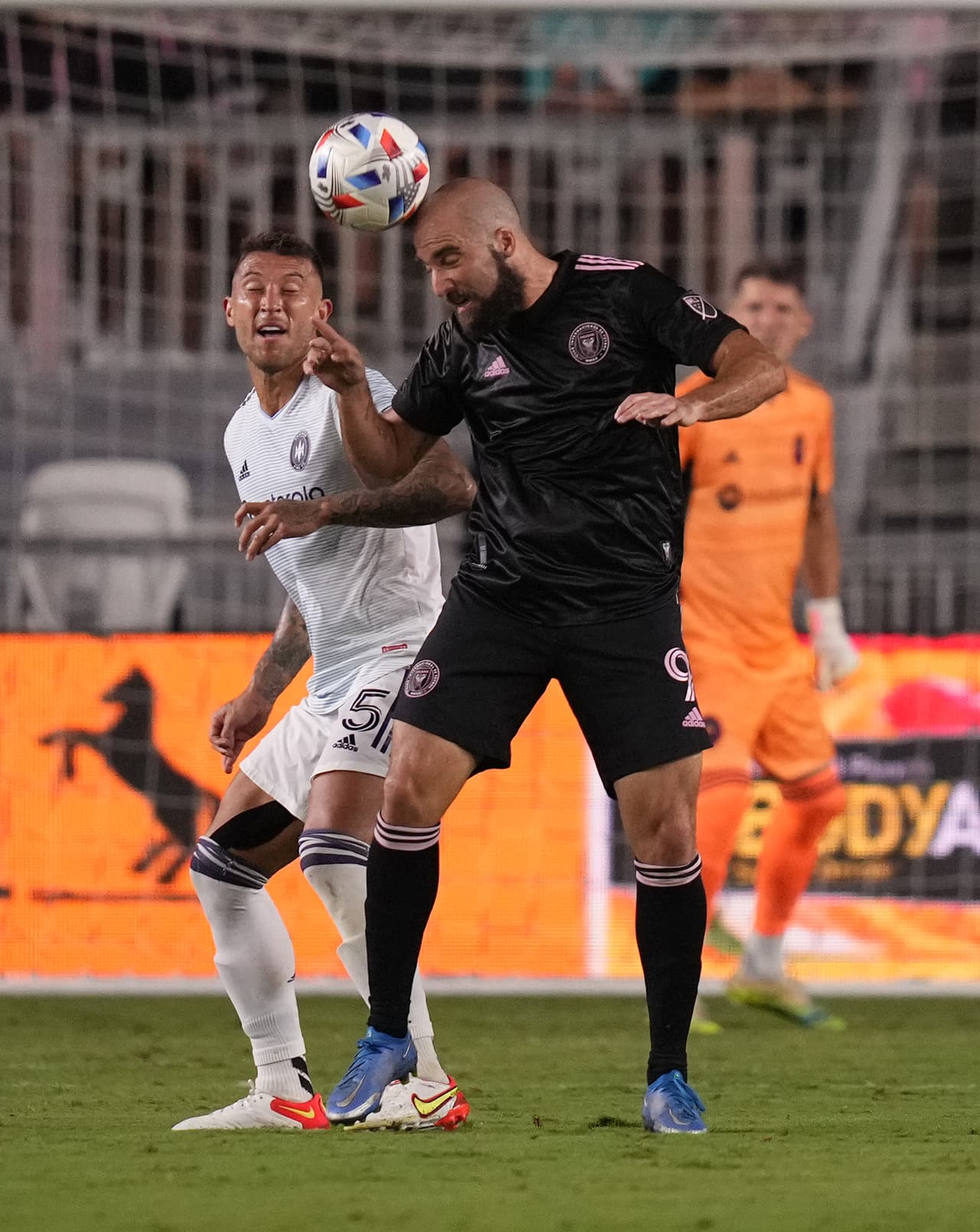 Y durante toda la noche tuvo que batallar con Gonzalo Higuaín.
<br>