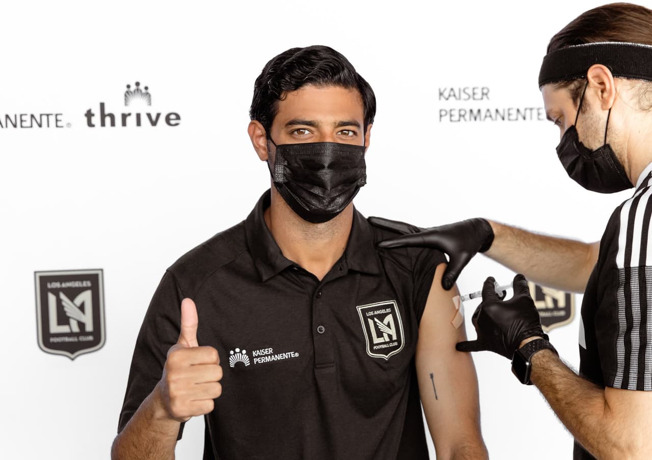 Carlos Vela se vacuna contra el COVID-19 e invita a protegerse