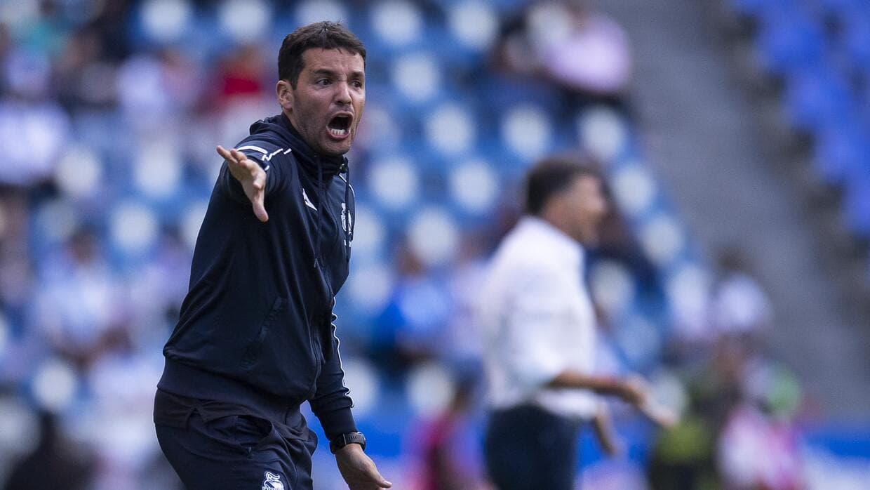 Larcamón valorará si desea seguir tras abucheos que califica de ingratitud y falta de memoria.