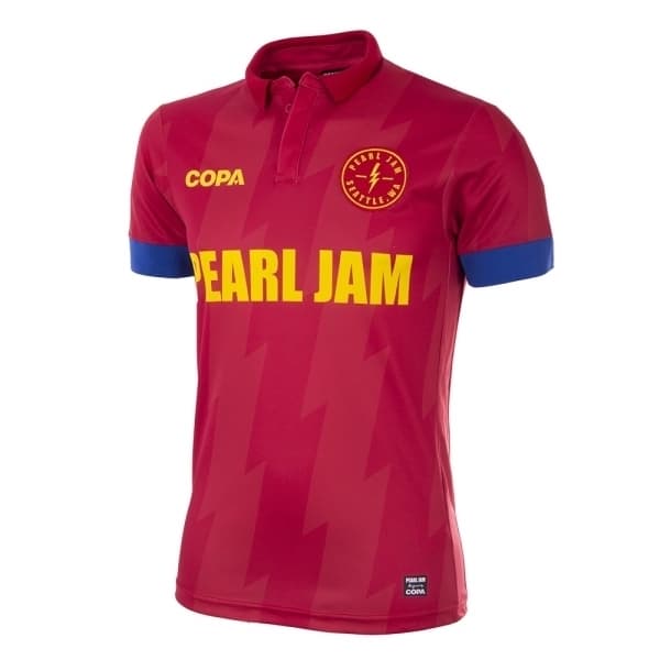 La popular banda de rock Pearl Jam anució este miércoles su nueva línea de playeras futboleras con algunos países que harán parte de la Copa del Mundo de Rusia 2018. España, Argentina, Brasil, México, Inglaterra, entre otros, hacen parte de esta hermosa colección.