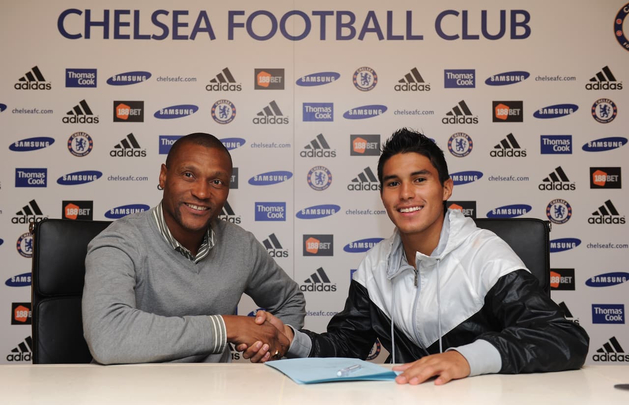 Sus grandes actuaciones con Chivas en la Manchester United Cup, y con México en la Copa del Mundo Sub20, atrajeron el interés del Chelsea FC.