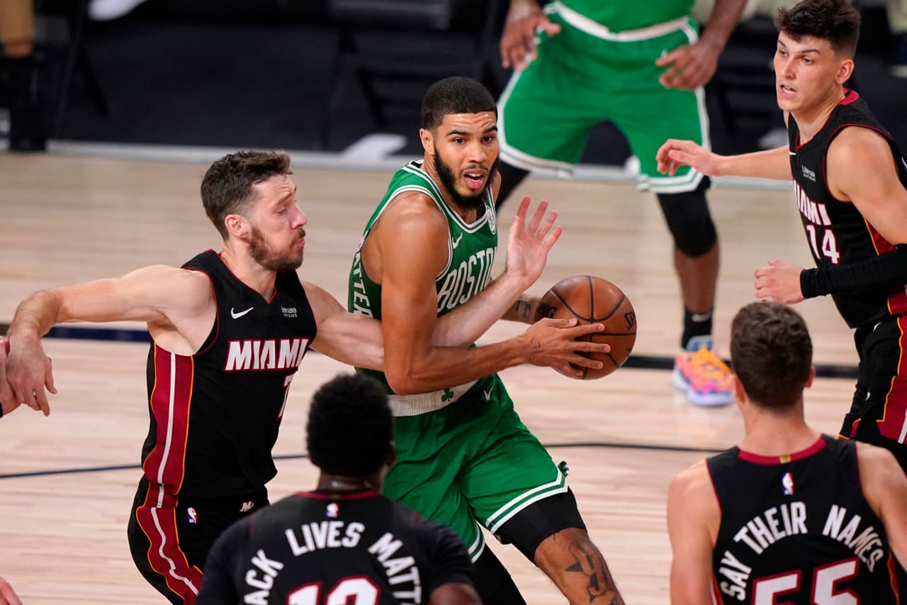 El novato Tyler Herro se echa al equipo de Miami al hombro y anota 37 puntos en la victoria 109-112 sobre los Boston Celtics.