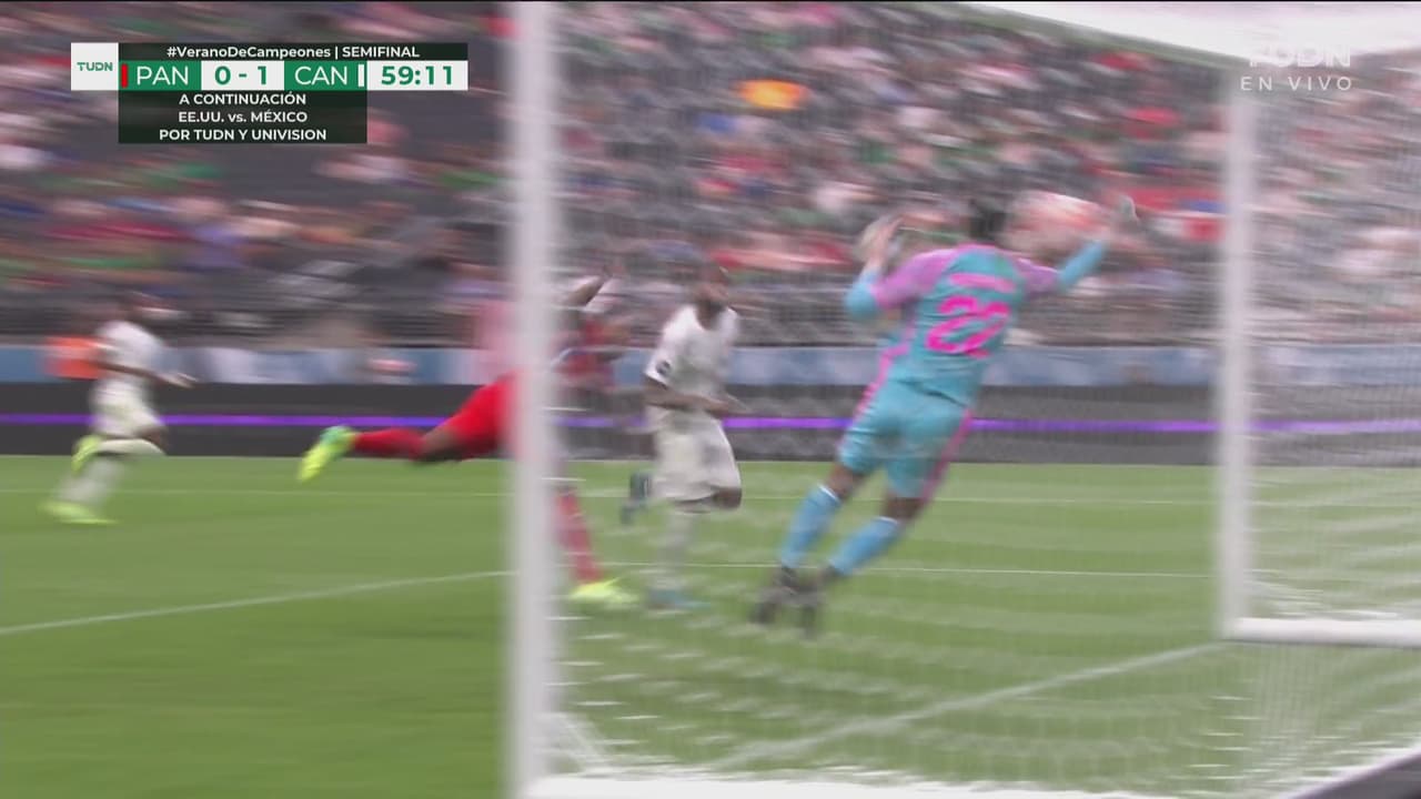 Atajadón de Mosquera, el arquero evita el gol de Larin para Canadá