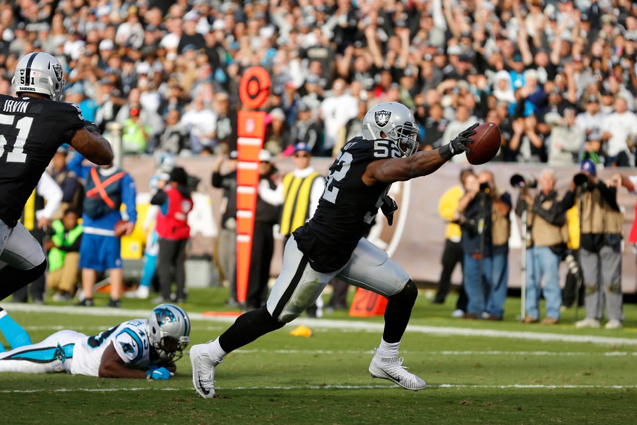 <b>Khalil Mack – DE, Oakland Raiders</b>
<br>Ala defensiva o linebacker externo, Khalil está convertido en una temible amenaza para quien enfrente a la sorprendente defensiva de los Raiders. El '52' es todo un atleta que se impone en el emparrillado y ha mostrado un nivel digno de ganar el premio al Defensivo del Año ante la ausencia del multiganador J.J. Watt. Mack tuvo una tarde impresionante en Oakland contra Carolina donde consiguió 6 tacleadas, un balón suelto forzado, un sack sobre Cam Newton y una intercepción de 'pick six' que sentenció la victoria de los Raiders (9-2) que fulminó a los Panthers (4-7) en la temporada.