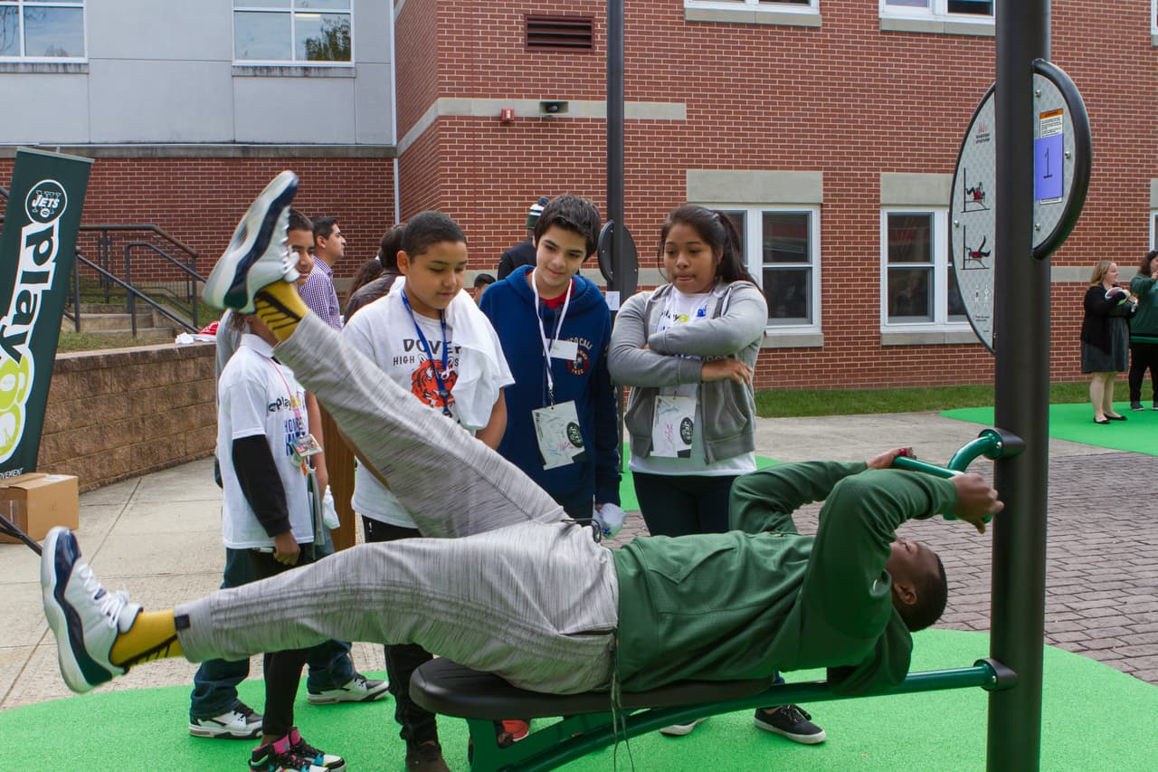 Los jugadores de los New York Jets ayudaron a develar una Zona de Ejercicio del NFL PLAY 60 con 35 niños de la Secundaria Dover como parte de la edición 17 anual del NFL Hometown Huddle, un día completo de servicio de la NFL con United Ways alrededor de la nación.