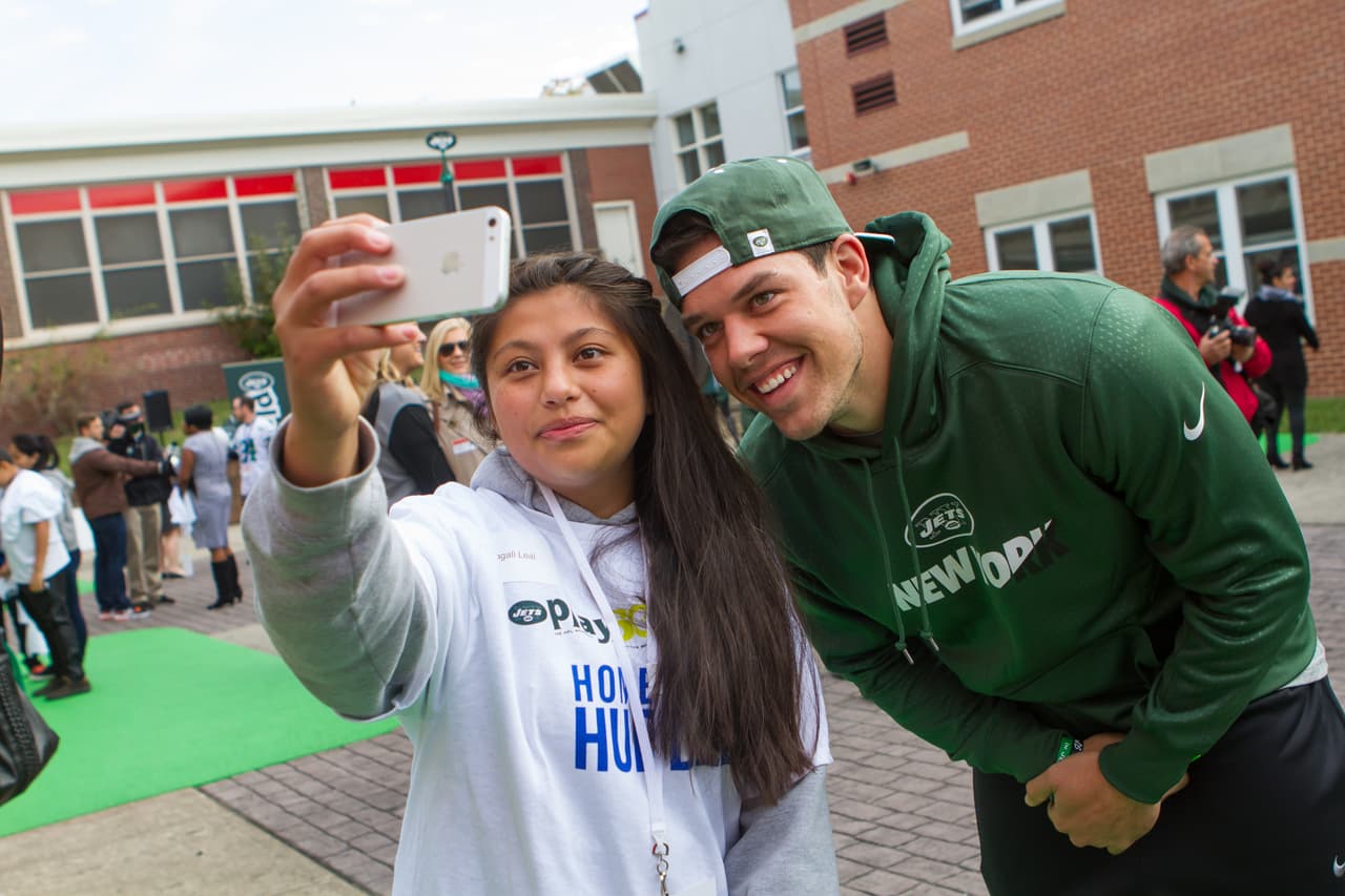 Los jugadores de los New York Jets ayudaron a develar una Zona de Ejercicio del NFL PLAY 60 con 35 niños de la Secundaria Dover como parte de la edición 17 anual del NFL Hometown Huddle, un día completo de servicio de la NFL con United Ways alrededor de la nación.
