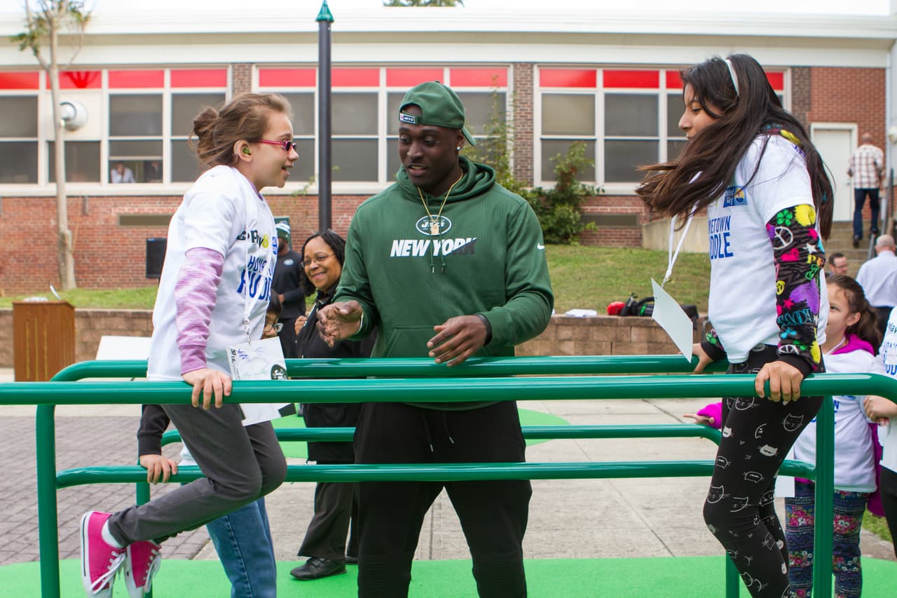 Los jugadores de los New York Jets ayudaron a develar una Zona de Ejercicio del NFL PLAY 60 con 35 niños de la Secundaria Dover como parte de la edición 17 anual del NFL Hometown Huddle, un día completo de servicio de la NFL con United Ways alrededor de la nación.