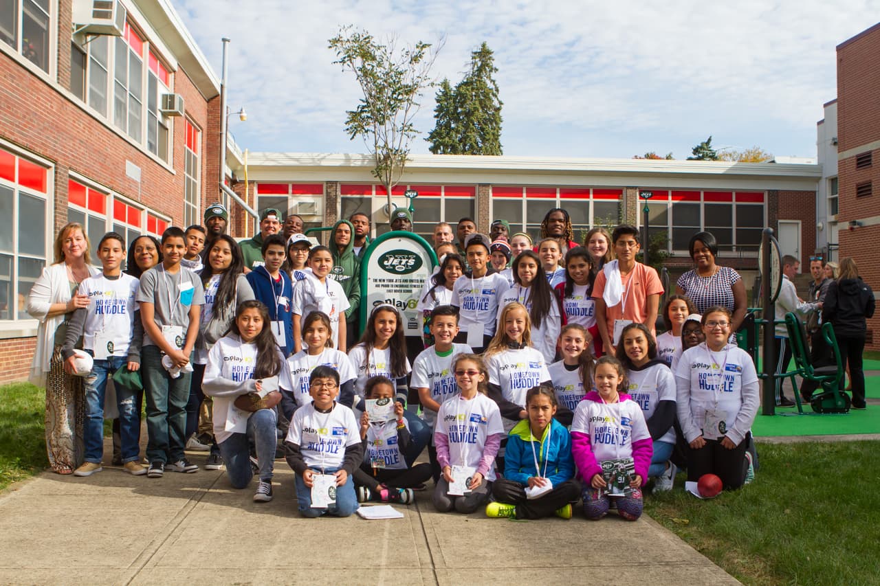 Los jugadores de los New York Jets ayudaron a develar una Zona de Ejercicio del NFL PLAY 60 con 35 niños de la Secundaria Dover como parte de la edición 17 anual del NFL Hometown Huddle, un día completo de servicio de la NFL con United Ways alrededor de la nación.