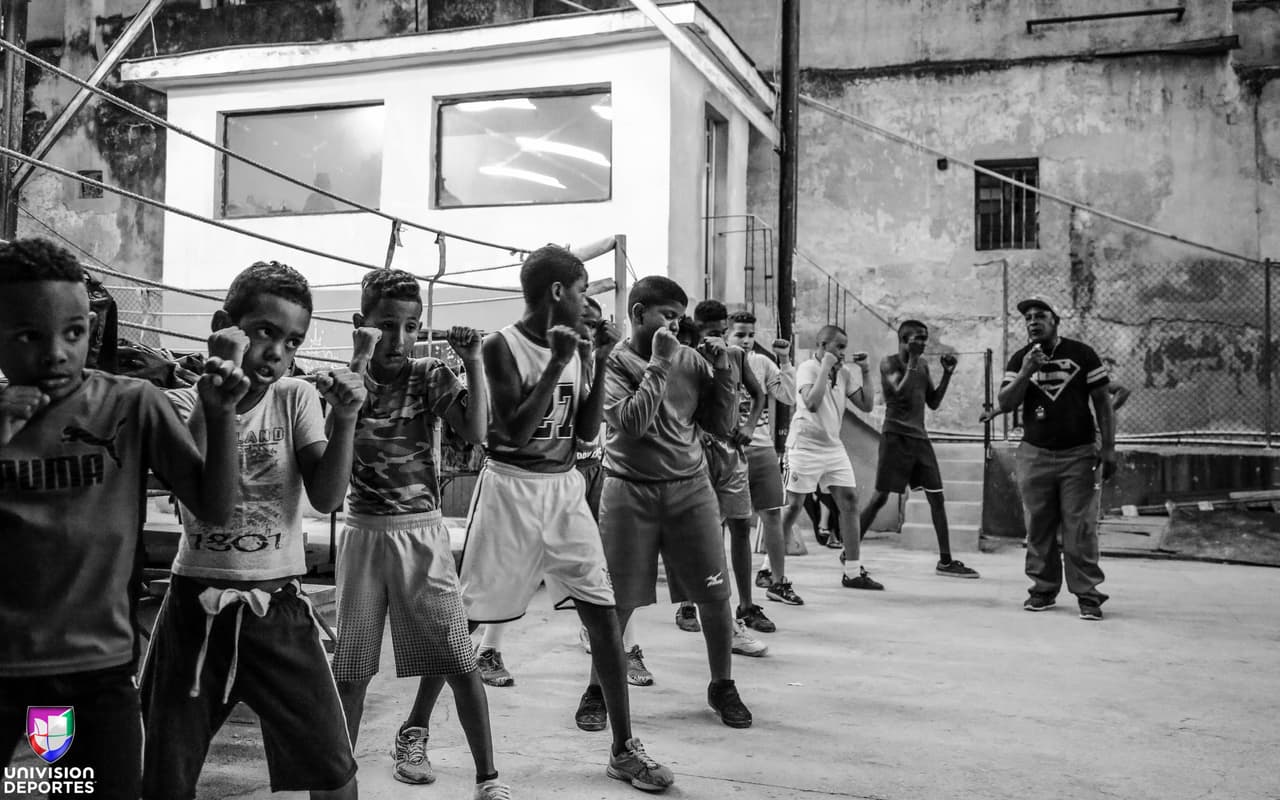 El poco equipo de entrenamiento es viejo y oxidado. El piso del cuadrilátero es de madera y no tiene cojines.