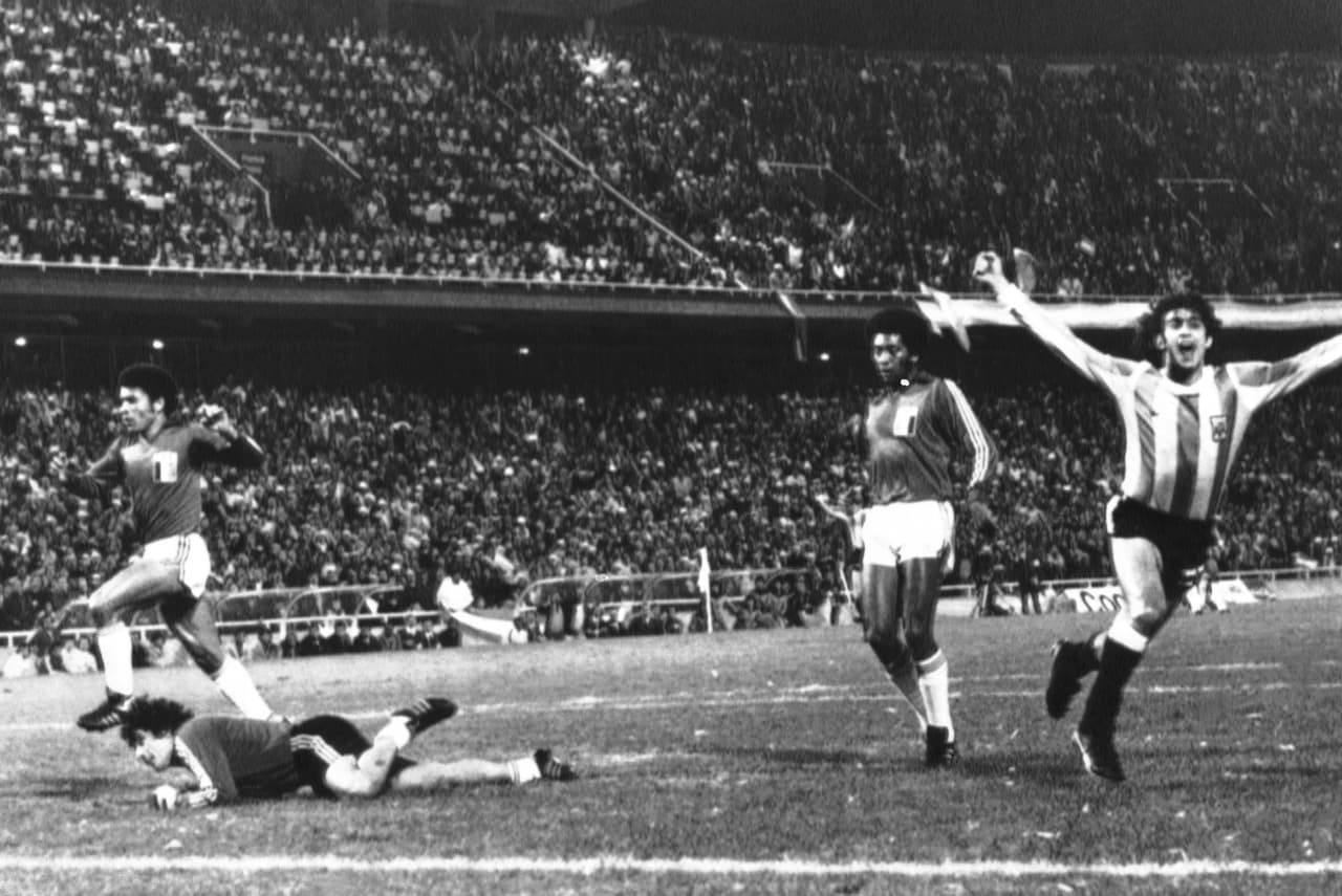 El 'Matador' volvío a poner un doblete, Alberto Tarantini, Luque y René Houseman anotaron los demás goles para el 6-0 final que le dio el pase a los argentinos a la gran final por diferencia de gol. Brasil puntuó igual, pero con dos goles menos.